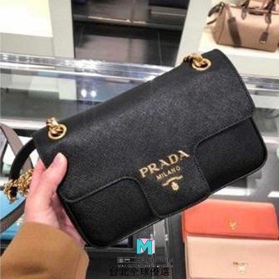 【二手】PRADA 普拉達 經典金色浮雕 LOGO SAFFIAND 防刮皮革翻蓋扣式金鏈肩背包/單肩包 黑色