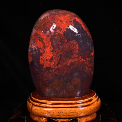 廣西雞血玉 天然原石打磨帶座高18×11×5.5厘米 重1.75公斤180490 奇石 擺件【九州拍賣】
