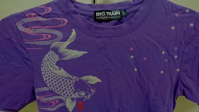 日系專櫃名牌OSAKA Big Train 獨家絕版款 墨之悠遊嬉戲鯉魚小花印圖短袖棉T恤 S號耐看紫色 免運拍賣最便宜