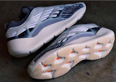 【S.M.P】adidas Yeezy 700 V3 Fade Salt ID1674
