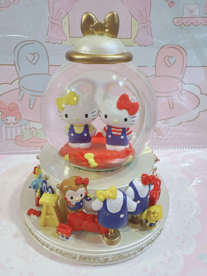 ♥小花花日本精品♥ Hello Kitty kitty世界 聖誕節 雪球 雪花球 耶誕水晶球 相親相愛 33182209