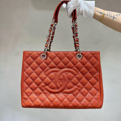 Chanel vintage GST南瓜色荔枝皮鏈條單肩包托特包。尺寸33cm.配件保卡，6開序號。內有隔層。整體成色很不錯！