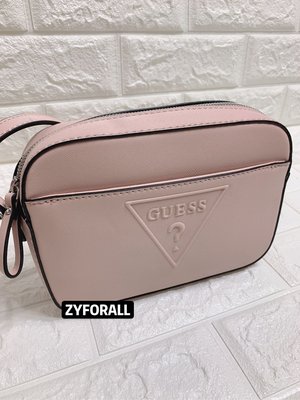 ZYForAll 歐美精品《現貨》全新GUESS 粉色新款防刮皮相機包 可斜背