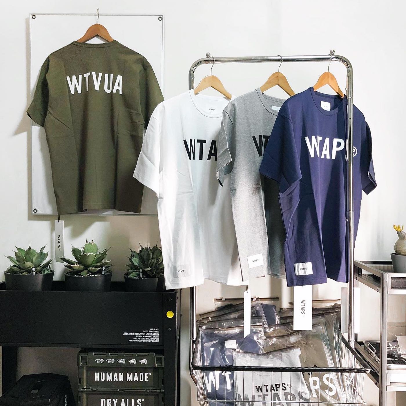 希望商店】 WTAPS BANNER / SS / COTTON 21SS 雙面WTVUA LOGO 短袖T恤