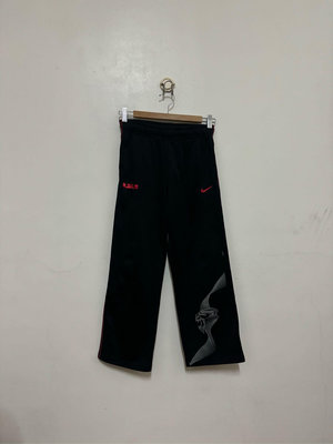 Nike 大童&amp;小隻女 黑色褲管意象圖繪抽繩彈性腰圍運動休閒長褲 / M / 5127