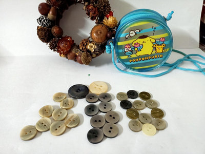 惠惠--早期牛角貝殼塑料老鈕釦30顆/懷舊復古風格擺飾文創（500）