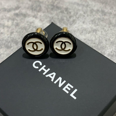 Chanel 耳夾（現貨）/耳環 Logo 黑白圓圈 《精品女王全新&二手》