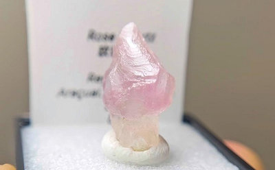 巴西粉晶，晶上晶，這是一顆造型獨特的小粉“蘑菇”，又像“小紅帽”，可可愛愛。這種造型也是可