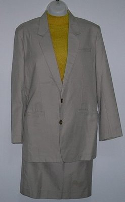 大學制服 卡奇色-布料 西裝外套兩片裙  1套 似大學制服 購買價： 188元