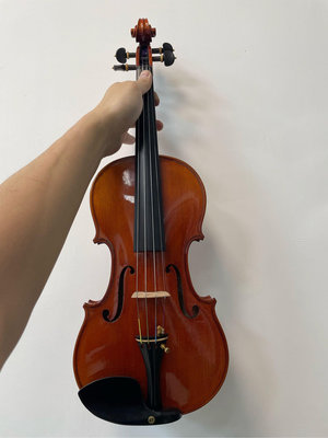 47號 4/4泰樂純手工小提琴音質好 市價68000高級烏木配件 台灣品牌尼龍弦 外觀很新 已換德國溫特尾繩 歐料音柱