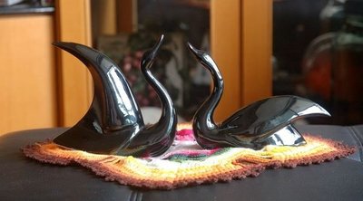 老件黑天鵝瓷器擺飾(小瑕)，一對售 550 元。