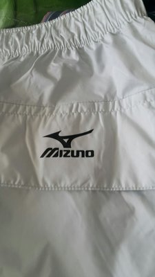 日本mizuno美津濃高爾夫球褲春夏季穿防雨水超輕簿布料透氣快乾尺寸:M號腰彈性帶未拉撑尺寸平量約36公分拉撑最大46公分都是平量尺寸微微藍,白色。只有一件。