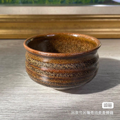 日本回流寬樂雙底寬抹茶碗 茶碗，褐釉，底部刻作者寬樂款識和菊