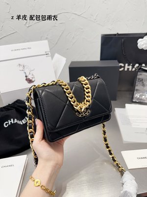 【二手包包】“chanel 19 Woc 發財包 ”雨衣小香牛皮最近好多明星都在背Chanel 19 這款包 NO.46961
