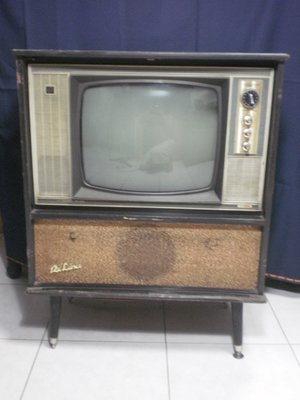 【臺灣早期哥倫比亞 COLUMBIA 木製真空管黑白電視機】可通電，需要維修、無門