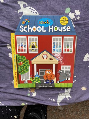 轉賣近全新進口童書 School House (場景遊戲書)　（已停產絕版）