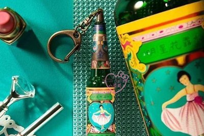 ♥小花凱蒂日本精品♥明星花露水綠色瓶身經典造型吊飾鑰匙圈悠遊卡現貨