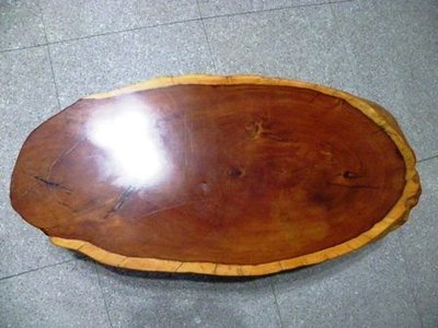 一紅豆杉原木一小茶桌一桌面寬122公分.長58公分.高46公分.桌板厚10公分.