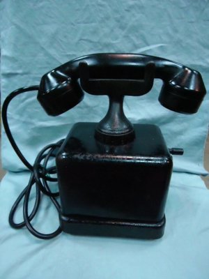 1945年美製Mono Phone黑色手搖式老電話-製造:MADE IN USA-底座鐵製-擺飾用.