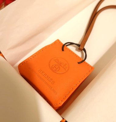 【COCO 精品專賣】HERMES VIP 橘色 皮革 紙袋造型 迷你包 掛繩 吊飾 H079065CA 現貨