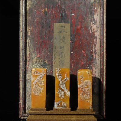 舊藏木盒壽山石銀裹金田黃雕刻山水人物薄意印章  印章尺寸約為：3.3×3.1×9.6厘米左右 印章凈總重