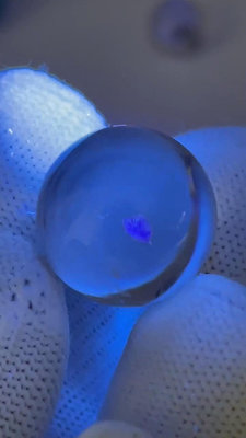 天然水晶球轉運珠吊墜掛件全包裹大顆粒綠螢石原礦 熒光燈下帶藍