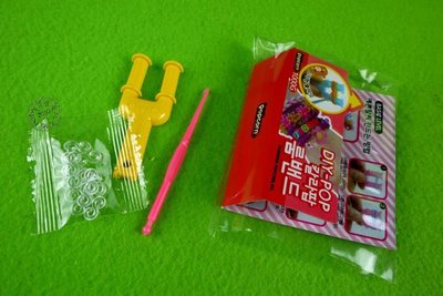 【寶貝童玩天地】【EN0549】袋裝彩色橡皮筋手環 編織工具組 (不含橡皮筋)*TC01