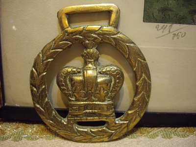 歐洲古物時尚雜貨 雕刻藝術 金色銅雕馬褂飾 中間皇冠邊雕花造型 擺飾品