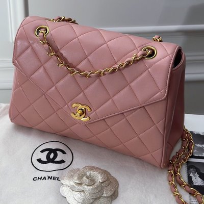 Chanel vintage櫻花粉CF信封款鏈條包  粉色金扣太美啦！本身也是稀少色！成色超贊 25×17×10  有標防塵袋