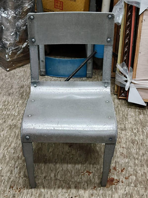 收藏美軍早期所留下來的一把小鐵椅
