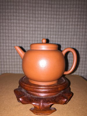 早期紫砂壺---小宮燈款式，泥料:老朱泥，獨孔出水，空壺容量約140CC