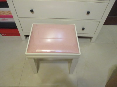 二手(僅買來放著從未使用，布面處膠膜未拆，近乎全新)白色粉色化妝椅化妝凳梳妝椅北歐簡約(收納椅馬卡龍凱莉書桌椅矮椅實木