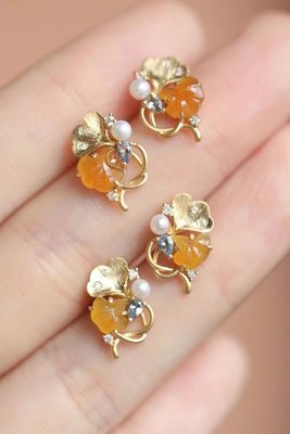 冰種黃翡銀杏葉 種老質地細膩 滿色超美 18K金鑲嵌鑽石、藍寶石和珍珠 整體尺寸：14*9.8*2.9mm