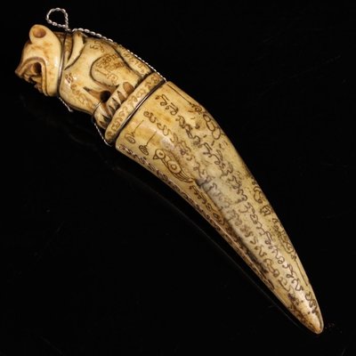 特賣-尼泊爾收老純手工雕刻經文辟邪獸牙  重57克  大約長12厘米  寬2.8厘米  400 00884