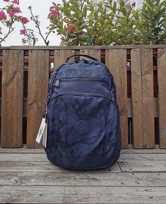 小Z代購#Kipling 猴子包 K7281 質感霧面深藍迷彩 拉鏈輕量雙肩後背包 背面可插行李箱 多夾層 旅行 電腦包 大號 防水