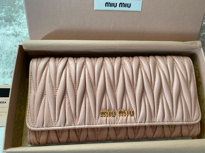 Miu Miu 粉色長夾 內附可拆式證件夾 | Yahoo奇摩拍賣