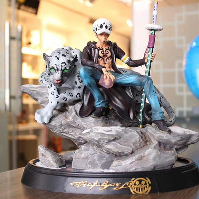海賊王系列GK黑珍珠 七武海 特拉法爾加 羅 雪豹發光模型雕像