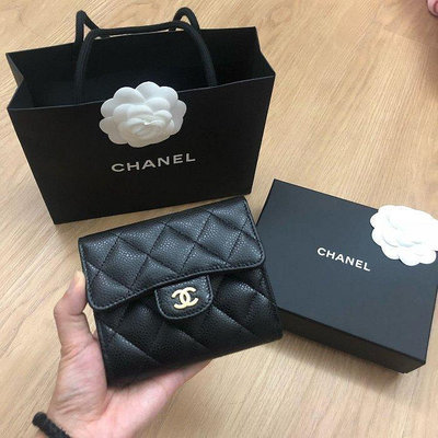 CHANEL A82288 小牛皮荔枝壓紋 黑色 金CC LOGO 三折短夾 有現貨