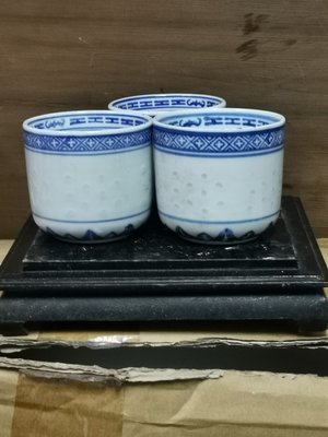 早期由大陸"景德"瓷器所生產的米粒杯,在燈光下,可探出許多的米粒造型,相當獨特!