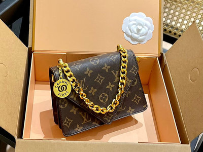 【二手】  禮盒包裝 LV&amp;am;YSL 中古金幣包 又甜又酷 一整個愛
