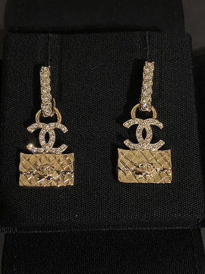 Chanel ABB537，金色CF包包+雙c小水鑽+長方型水鑽耳環。