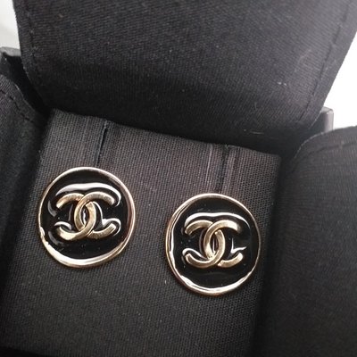 Chanel 黑底金邊硬幣貼耳耳環