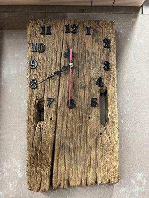 早期懷舊商品，歲月的痕跡，年代久遠板凳，老木重生製作的時鐘⏰，掛鐘