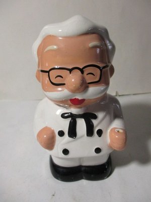 《瑋哥童趣屋》陶瓷製 KFC 肯德基爺爺 公仔娃娃 存錢筒/ 撲滿~(尺寸高約：15 cm，很舊了，缺件，沒有拐杖)