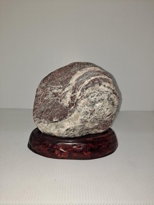 奇石-雅石-花蓮石-雞血石-赤白，高15寬14厚7公分，重1.7公斤含台座-00047