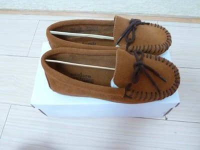 【全新正貨私家珍藏】美國 正品 MINNETONKA "Suede Skimmer Moc"麂皮 "明星款舒適豆豆鞋((型號:342))