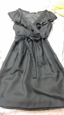 La Feta 黑色v領、荷葉邊洋裝
