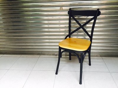 【 一張椅子 】 復古工業風 鐵製叉背椅 實木座墊