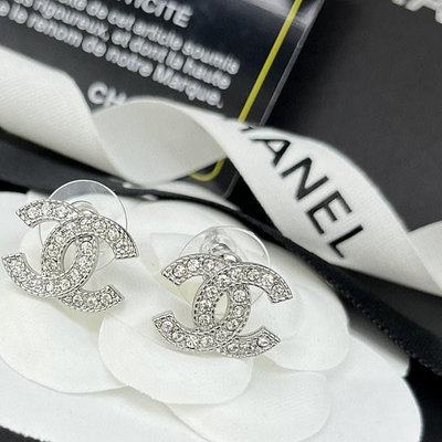 Chanel香奈兒最新款立體logo晶鉆字母耳釘耳環 純銀針 熱銷款 ！款式 同材質.小香經典Logo字印香 NO145611