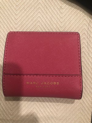 Marc Jacobs 桃紅色荔枝皮 短夾 平面夾 證件夾